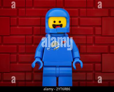 Tambow, Russische Föderation - 21. August 2024 Lego Benny Astronautenminifigur vor rotem Backsteinmauerhintergrund Stockfoto