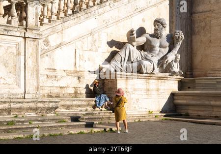 Touristen neben der Statue des Nils, ein Teil des Brunnens des Palazzo Senatorio (Senatorialpalast), Rom, Italien Stockfoto