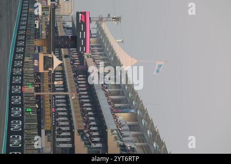 Abu Dhabi Tribünen Zuschauer, Fans beim Formel 1 Etihad Airways Abu Dhabi Grand Prix 2024, 24. Runde der Formel 1 Weltmeisterschaft 2024 vom 6. Bis 8. Dezember 2024 auf dem Yas Marina Circuit in Abu Dhabi, Vereinigte Arabische Emirate Stockfoto