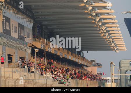 Abu Dhabi Tribünen Zuschauer, Fans beim Formel 1 Etihad Airways Abu Dhabi Grand Prix 2024, 24. Runde der Formel 1 Weltmeisterschaft 2024 vom 6. Bis 8. Dezember 2024 auf dem Yas Marina Circuit in Abu Dhabi, Vereinigte Arabische Emirate Stockfoto