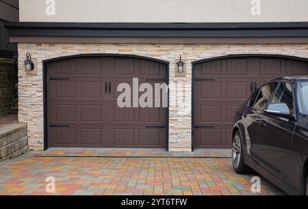 Doppeltür Garage mit Auto vor dem Hotel. Vancouver, Kanada. Garagentor im Luxushaus. Straßenfoto, niemand, Garagentor. Isoliert Stockfoto