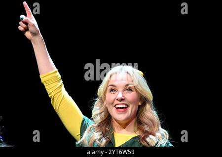 London, Großbritannien. Maddie Moate. Maddie Moates sehr kurioser Weihnachtsfoto, das Apollo Theatre, Shaftesbury Avenue. Quelle: michael melia/Alamy Live News Stockfoto