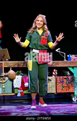 London, Großbritannien. Maddie Moate. Maddie Moates sehr kurioser Weihnachtsfoto, das Apollo Theatre, Shaftesbury Avenue. Quelle: michael melia/Alamy Live News Stockfoto