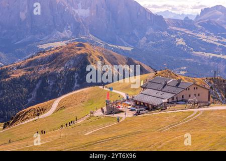 St. Ulrich, Italien - 29. September 2024: Seceda Hochwinkelblick Herbsttallandschaft mit Seilbahnstation und hohen Bergen, Dolomiten, Gröden Stockfoto