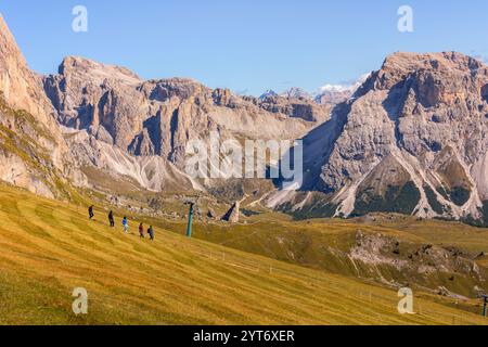 St. Ulrich, Italien - 29. September 2024: Seceda Hochwinkelblick Herbsttallandschaft mit Menschen und hohen Bergen, Dolomiten, Gröden Stockfoto