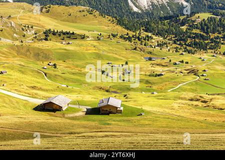 St. Ulrich, Italien Seceda Hochwinkelblick Herbsttallandschaft mit Häusern und hohen Bergen, Dolomiten, Gröden Stockfoto