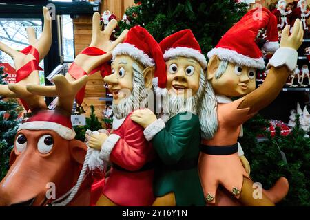 Festliche Elfendekoration mit Santa Hats und Rentier in der Weihnachtsszene Stockfoto