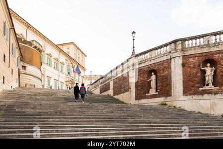 Salita di Montecavallo führt zum Palazzo del Quirinale, einer Residenz des italienischen Präsidenten der Republik Rom, Italien Stockfoto