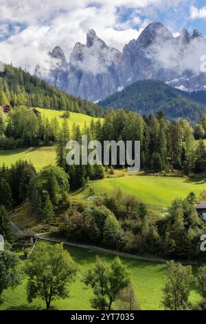Dolomiten, Italien. Panoramablick auf St. Magdalena oder Santa Maddalena Dorf, Geisler Geisler Geisler Berge und grüne Almwiesen Stockfoto