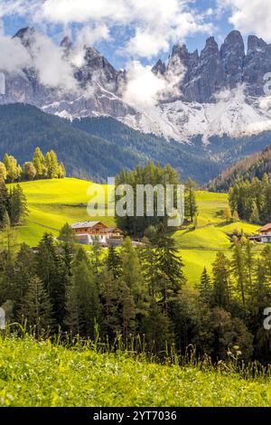 Dolomiten, Italien. Panoramablick auf St. Magdalena oder Santa Maddalena Dorf, Geisler Geisler Geisler Berge und grüne Almwiesen Stockfoto