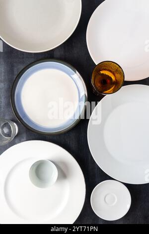 Draufsicht einer leeren Teller und Gläser auf schwarzem Hintergrund. Flache Lagen. Draufsicht. Lebensmittelkonzept. Stockfoto