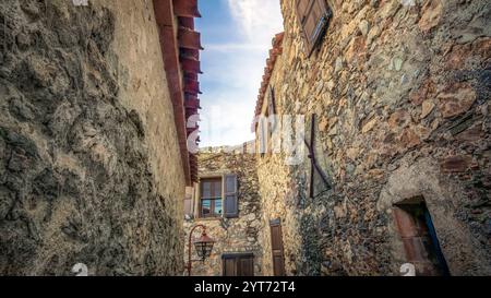 Dorfstraße in Castelnou. Erstmals erwähnt am Ende des X. Jahrhunderts. Und schöne Dörfer de France. Stockfoto