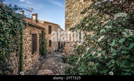 Dorfstraße in Castelnou. Erstmals erwähnt am Ende des X. Jahrhunderts. Und schöne Dörfer de France. Stockfoto