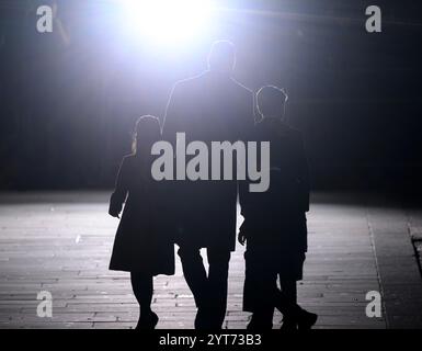 London, Großbritannien. Dezember 2024. Der Prinz von Wales, Prinz George, Prinz Louis und Prinzessin Charlotte, die an der Zusammenkunft im Christmas Carol Service, Westminster Abbey, London, teilnehmen. Quelle: Doug Peters/EMPICS/Alamy Live News Stockfoto