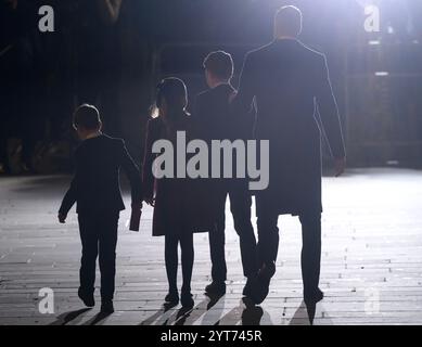 London, Großbritannien. Dezember 2024. Der Prinz von Wales, Prinz George, Prinz Louis und Prinzessin Charlotte, die an der Zusammenkunft im Christmas Carol Service, Westminster Abbey, London, teilnehmen. Quelle: Doug Peters/EMPICS/Alamy Live News Stockfoto