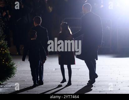 London, Großbritannien. Dezember 2024. Der Prinz von Wales, Prinz George, Prinz Louis und Prinzessin Charlotte, die an der Zusammenkunft im Christmas Carol Service, Westminster Abbey, London, teilnehmen. Quelle: Doug Peters/EMPICS/Alamy Live News Stockfoto
