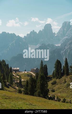 Die Dürrensteinhütte ist umgeben von Wäldern und Bäumen auf dem Prato-Platz in den Sexten Dolomiten in Südtirol. Im Hintergrund erheben sich die majestätischen Berge der Dolomiten mit ihren charakteristischen Gipfeln. Rifugio Vallandro. Stockfoto