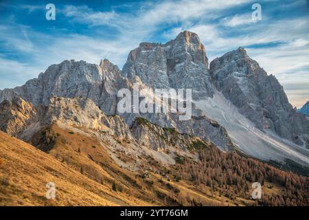 Das Bergmassiv von Pelmo vom nahe gelegenen Col de la Puina aus gesehen, Herbstuntergang in den Dolomiten, Borca di Cadore, Provinz Belluno, Venetien, Italien Stockfoto