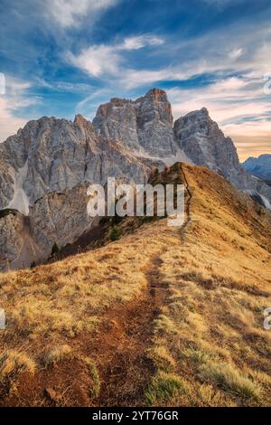 Das Bergmassiv von Pelmo vom nahe gelegenen Col de la Puina aus gesehen, Herbstuntergang in den Dolomiten, Borca di Cadore, Provinz Belluno, Venetien, Italien Stockfoto