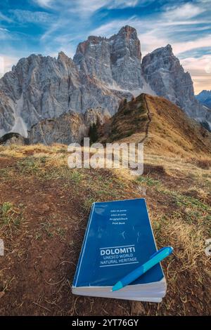 Das Bergmassiv von Pelmo aus dem nahe gelegenen Col de la Puina, Dolomiten, das Sammelbuch Borca di Cadore, Provinz Belluno, Veneto, Italien Stockfoto