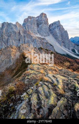 Das Bergmassiv von Pelmo vom nahe gelegenen Col de la Puina aus gesehen, Herbstuntergang in den Dolomiten, Borca di Cadore, Provinz Belluno, Venetien, Italien Stockfoto