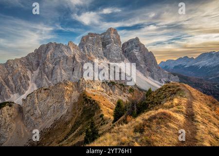 Das Bergmassiv von Pelmo vom nahe gelegenen Col de la Puina aus gesehen, Herbstuntergang in den Dolomiten, Borca di Cadore, Provinz Belluno, Venetien, Italien Stockfoto