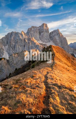 Das Bergmassiv von Pelmo vom nahe gelegenen Col de la Puina aus gesehen, Herbstuntergang in den Dolomiten, Borca di Cadore, Provinz Belluno, Venetien, Italien Stockfoto