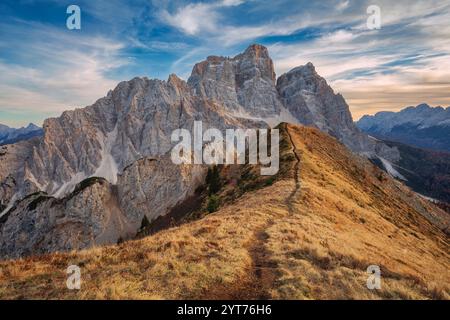 Das Bergmassiv von Pelmo vom nahe gelegenen Col de la Puina aus gesehen, Herbstuntergang in den Dolomiten, Borca di Cadore, Provinz Belluno, Venetien, Italien Stockfoto