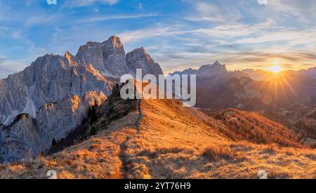 Das Bergmassiv von Pelmo vom nahe gelegenen Col de la Puina aus gesehen, Herbstuntergang in den Dolomiten, Borca di Cadore, Provinz Belluno, Venetien, Italien Stockfoto