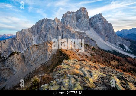 Das Bergmassiv von Pelmo vom nahe gelegenen Col de la Puina aus gesehen, Herbstuntergang in den Dolomiten, Borca di Cadore, Provinz Belluno, Venetien, Italien Stockfoto