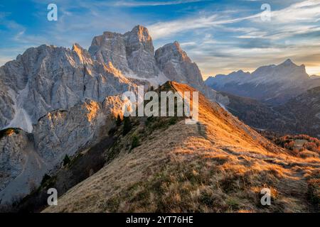 Das Bergmassiv von Pelmo vom nahe gelegenen Col de la Puina aus gesehen, Herbstuntergang in den Dolomiten, Borca di Cadore, Provinz Belluno, Venetien, Italien Stockfoto