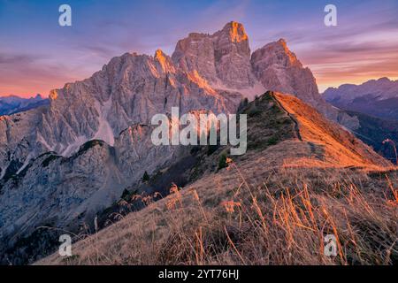 Das Bergmassiv von Pelmo vom nahe gelegenen Col de la Puina aus gesehen, Herbstuntergang in den Dolomiten, Borca di Cadore, Provinz Belluno, Venetien, Italien Stockfoto