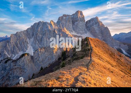 Das Bergmassiv von Pelmo vom nahe gelegenen Col de la Puina aus gesehen, Herbstuntergang in den Dolomiten, Borca di Cadore, Provinz Belluno, Venetien, Italien Stockfoto