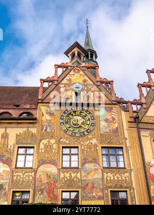 Astronomische Uhr an der Freskenfassade des Ulmer Rathauses im Renaissancestil, Ulm, Baden-Württemberg, Deutschland Stockfoto