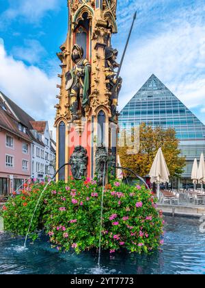 Fischbogenbrunnen und Ulmer Zentralbibliothek, Stadtbibliothek Ulm, Baden-Württemberg, Deutschland Stockfoto