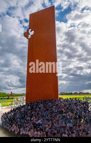 Langemark-Poelkapelle, Alfred Habermann Memorial Prize 2018 an die beiden Künstlerschmiede Luc Vandecasteele und Terence Clark für ihr Projekt Stockfoto