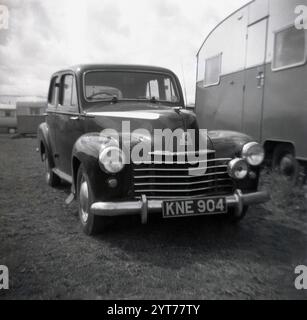 1950er Jahre, historisch, Auto der Ära (Nummernschild KNE 904) - ein Vauxhall Velox LIP- parkt neben einem Urlaubswagen, England, Großbritannien. Die Velox war eine viertürige Limousine, die nach dem 2. Weltkrieg 1948 veröffentlicht wurde und sich mit der Vauxhall Wyvren teilte. Das Design der Karosserie wurde von den Autos aus Nordamerika inspiriert. Stockfoto