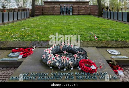 Langemark-Poelkapelle, 44, 304 deutsche Soldaten, die im Ersten Weltkrieg während der Schlacht bei Flandern 1914 gefallen sind, werden in Langemark beigesetzt, von denen 24 917 unbekannt im großen gemeinsamen Grab liegen. Hier steht die Figurengruppe „Trauernde Soldaten“ des Münchner Bildhauers Emil Krieger Stockfoto