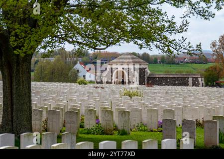 Zonnebeke - Passendale, Tyne Cot Commonwealth war Graves Cemetery und Memorial to the Missing, entworfen von Sir Herbert Baker, ein Militärfriedhof für Soldaten des Commonwealth, die im Ersten Weltkrieg um Ypern von 1917 starben. Soldatengräber, dahinter das Eingangstor mit einem Friedhofsregister Stockfoto