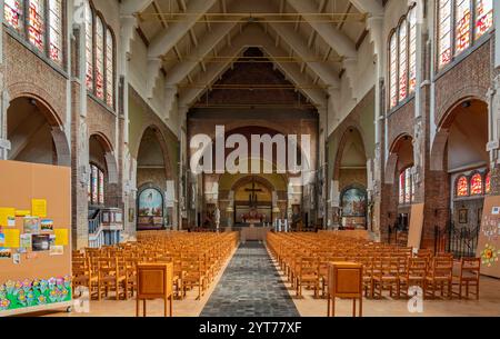 Zonnebeke - Passendale, Kirche unserer Lieben Frau in Zonnebeke, erbaut aus Ziegeln nach einem Entwurf des Architekten Huib Hoste, 1921–1924. Der Bildhauer Jules Fonteyne war verantwortlich für die figurativen Buntglasfenster im Querschiff, die zwölf Apostelstatuen und den Kalvarienstein über dem Hochaltar. Der Kirchturm wird als Aussichtsturm genutzt Stockfoto