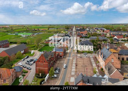 Zonnebeke - Passendale, Blick vom Kirchturm der Marienkirche in Zonnebeke über die Langemarkstraat in Richtung Langemark-Poelkapelle Stockfoto