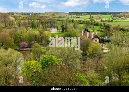 Zonnebeke - Passendale, Blick vom Turm der Kirche unserer Lieben Frau, ULF, Onze-Lieve-Vrouwe Kerk, OLV, zum Memorial Museum Passchendaele 1917 und den Memorial Gardens. Das Museum bietet einen Überblick über die fünf Schlachten um Ypern im Ersten Weltkrieg Stockfoto