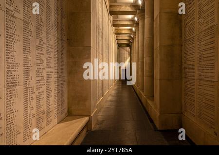 Ypern, Menenpoort-Denkmal für 56, 000 britische Soldaten, die während des Ersten Weltkriegs im Einsatz waren, deren Namen in die Wände eingraviert sind. Seit 1929 findet die letzte Post-Zeremonie um 20:00 Uhr statt, mit einem militärischen Bugle Call und der „Ode an die Gefallenen“ von Laurence Binyons. Es endet mit "Wir werden uns an sie erinnern" und einer Schweigeminute. Stockfoto