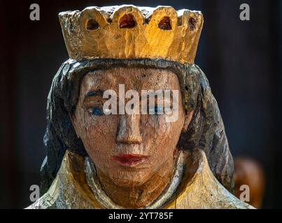 Mesen, Sint-Niklaaskerk, Messines, die Kirche St. Nikolaus mit ihrer markanten Kuppel, auch Dikkop genannt, wurde im 11. Jahrhundert von Adela von Frankreich, Gräfin von Flandern, als Klosterkirche gegründet. Porträt der Jungfrau von Mesen Stockfoto