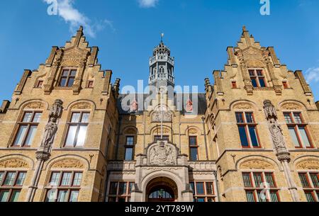 Ypern, Blick vom Glockenturm der Tuchhallen zum Gericht am Großen Markt im Zentrum von Ypern. Stockfoto