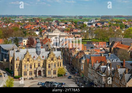 Ypern, Blick vom Glockenturm der Tuchhalle auf das Gericht und das Menenpoort Kriegsdenkmal. Stockfoto