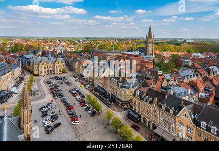 Ypern, Blick vom Glockenturm der Tuchhallen über den Großen Markt zum Gericht und zum Menenpoort-Kriegsdenkmal. Der Turm der St. James' Church ist auf der rechten Seite zu sehen. Stockfoto