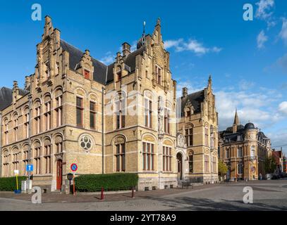 Ypern, Blick vom Glockenturm der Tuchhallen zum Gericht am Großen Markt im Zentrum von Ypern. Stockfoto