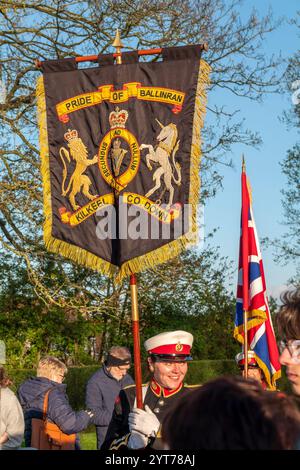 Ypern, Flagge der Pride of Ballinran Band aus Kilkeel Co Down. Kilkeel ist eine kleine Stadt in Nordirland an der Küste. Die Mitglieder der Band besuchen Ypern auf ihrem Weg von den Tuchhallen nach Menenpoort, Menin Gate, um an der letzten Post-Zeremonie teilzunehmen Stockfoto