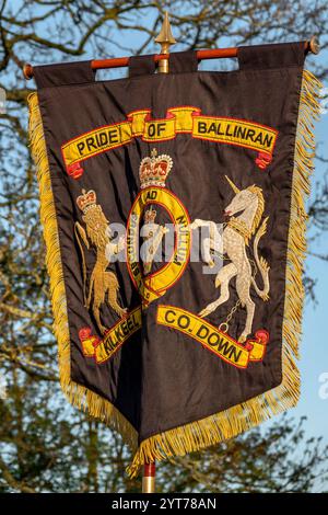 Ypern, Flagge der Pride of Ballinran Band aus Kilkeel Co Down. Kilkeel ist eine kleine Stadt in Nordirland an der Küste. Die Mitglieder der Band besuchen Ypern auf ihrem Weg von den Tuchhallen nach Menenpoort, Menin Gate, um an der letzten Post-Zeremonie teilzunehmen Stockfoto